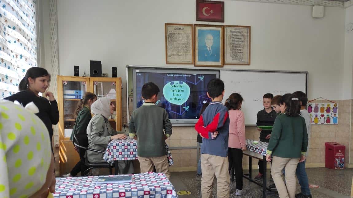 Okulumuz Din kültürü ve Ahlak bilgisi öğretmeni Sevda YAVUZ tarafından 4. Sınıf öğrenciler arası Bilgi Yarışması düzenlendi.
