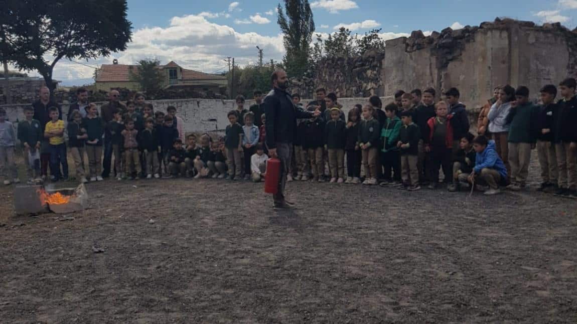 Okulumuzda deprem anında çök kapan tutun hareketinin tatbiki, yangın tüpünün kullanımı ve yangının nasıl södürüleceği uygulamalı olarak öğrencilerimize anlatıldı.